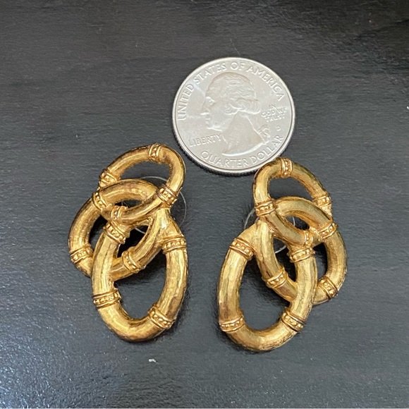 Vintage 80’s AVON Brushed Gold-tone Interlocking Ovals Post Earrings - Picture 4 of 11